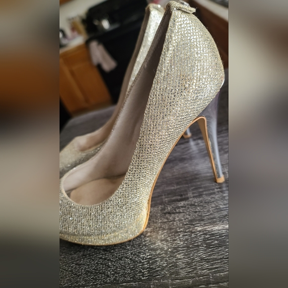 Michael Kors Woman’s Metallic York Glitter Platform peep-toe pump. - Picture 2 of 6